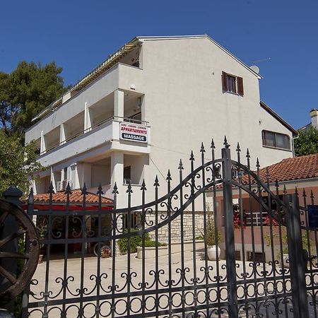 Apartments Villa Ban Ровин Екстериор снимка