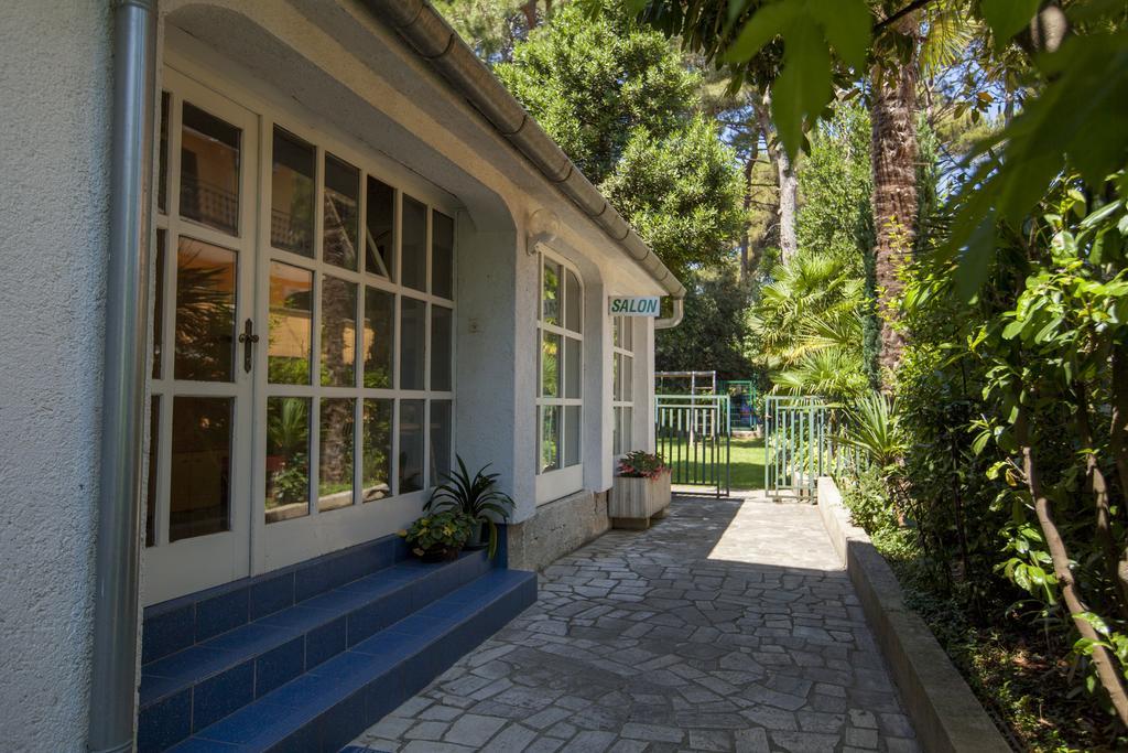 Apartments Villa Ban Ровин Екстериор снимка