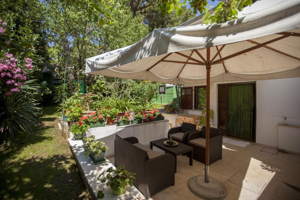 Apartments Villa Ban Ровин Екстериор снимка