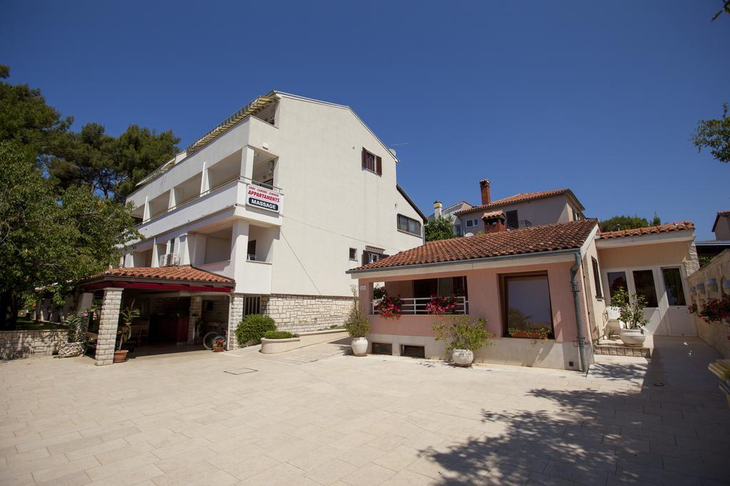 Apartments Villa Ban Ровин Екстериор снимка
