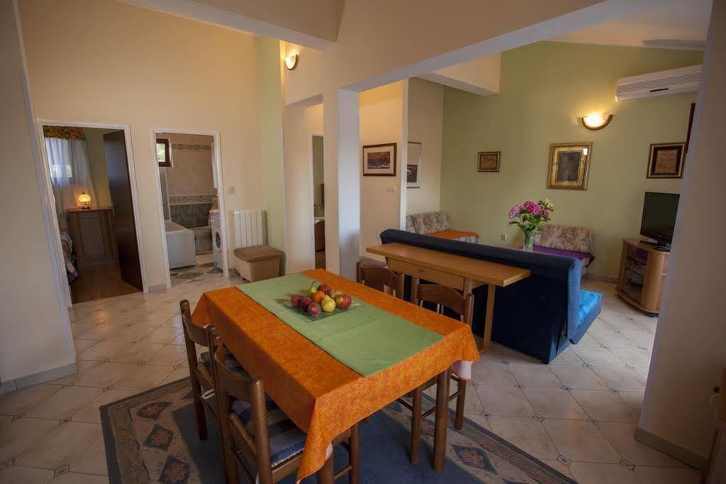 Apartments Villa Ban Ровин Екстериор снимка